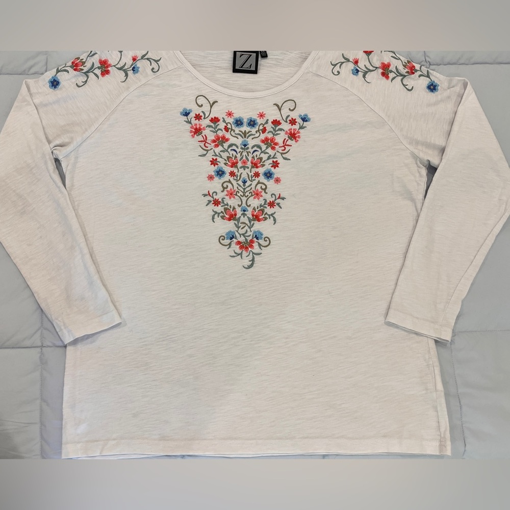 Gorgeous Embroidered Flowers!! From Z (NWOT, Size CL) LS White Tee